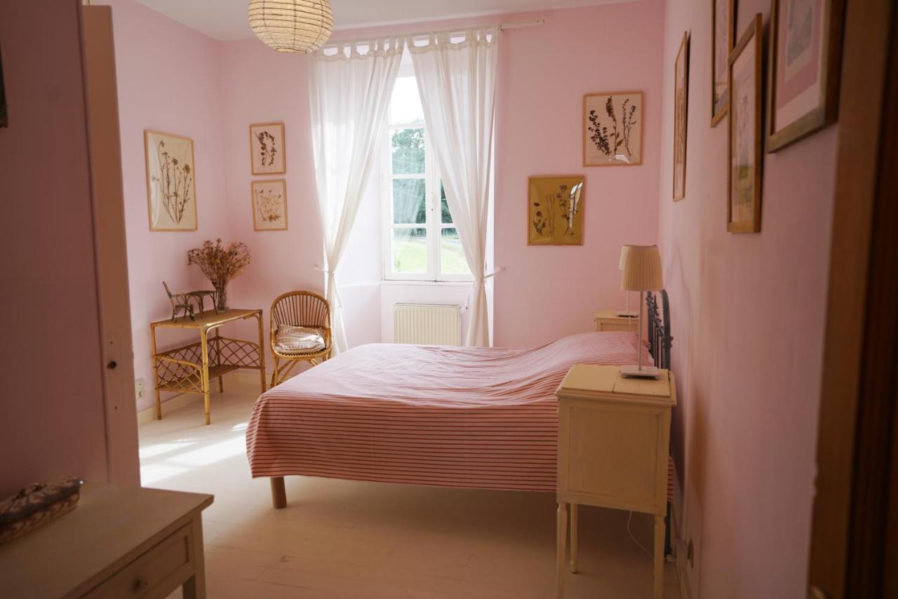 Les Chambres Du Logis Du Chatelier Bressuire Luaran gambar