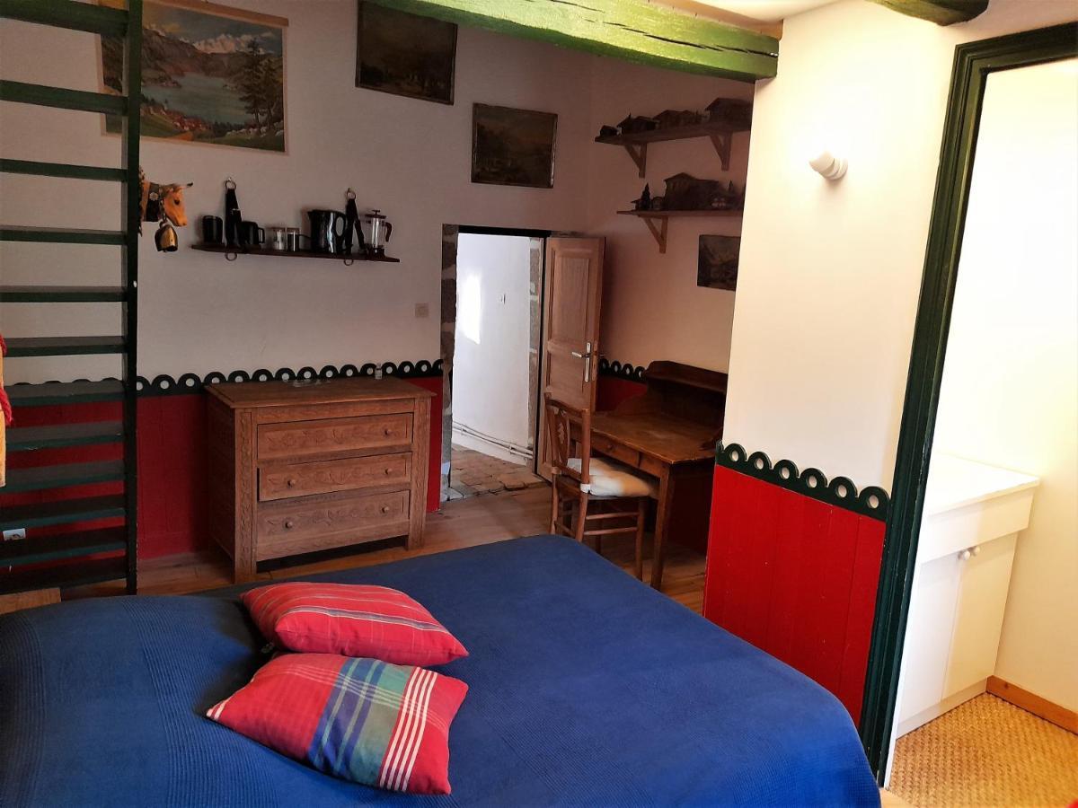 Les Chambres Du Logis Du Chatelier Bressuire Luaran gambar